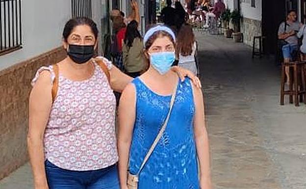 Centro de día. María Isabel, con su hija Patricia, que tiene que pagar la plaza privada del centro de día porque sigue esperando la actualización de su estado, hoy dependiente.