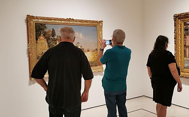 Galería. Colas este lunes en Málaga. 