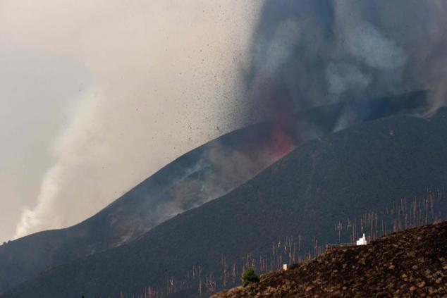 El volcán Cumbre Vieja arroja lava, ceniza y humo.