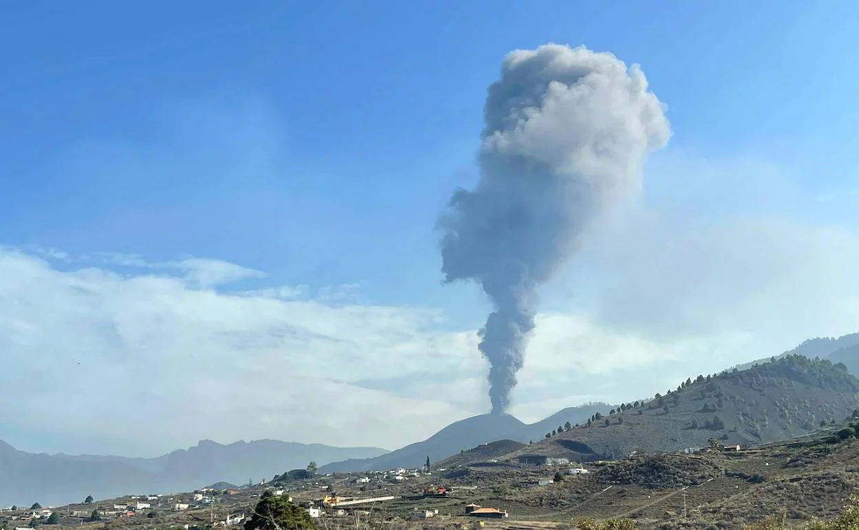 El volcán Cumbre Vieja reanuda su actividad después de un breve período de inactividad.