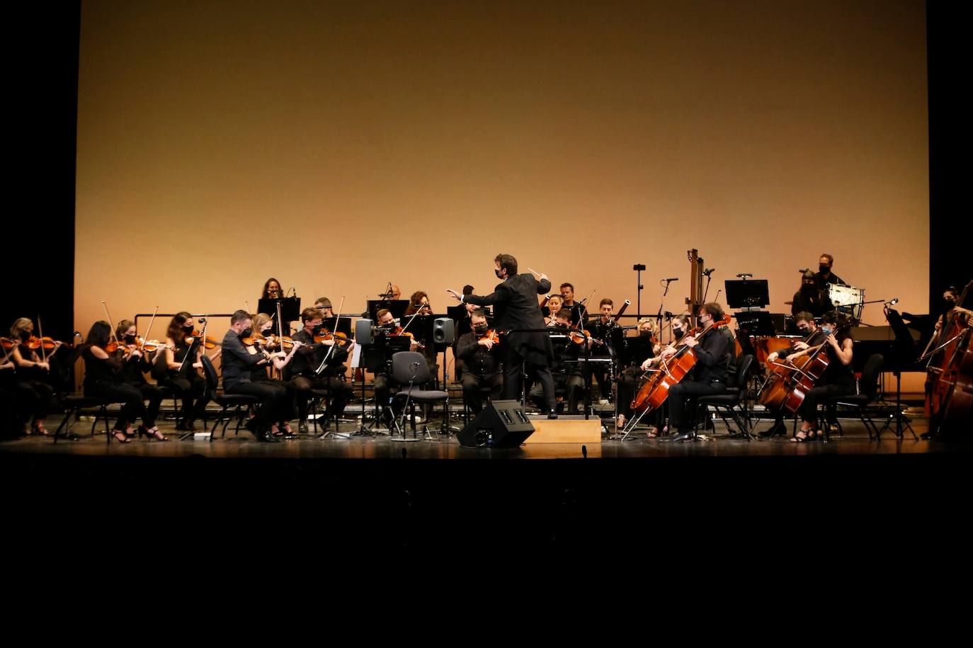 El Teatro Cervantes estuvo prácticamente lleno para asistir a un espectáculo único 