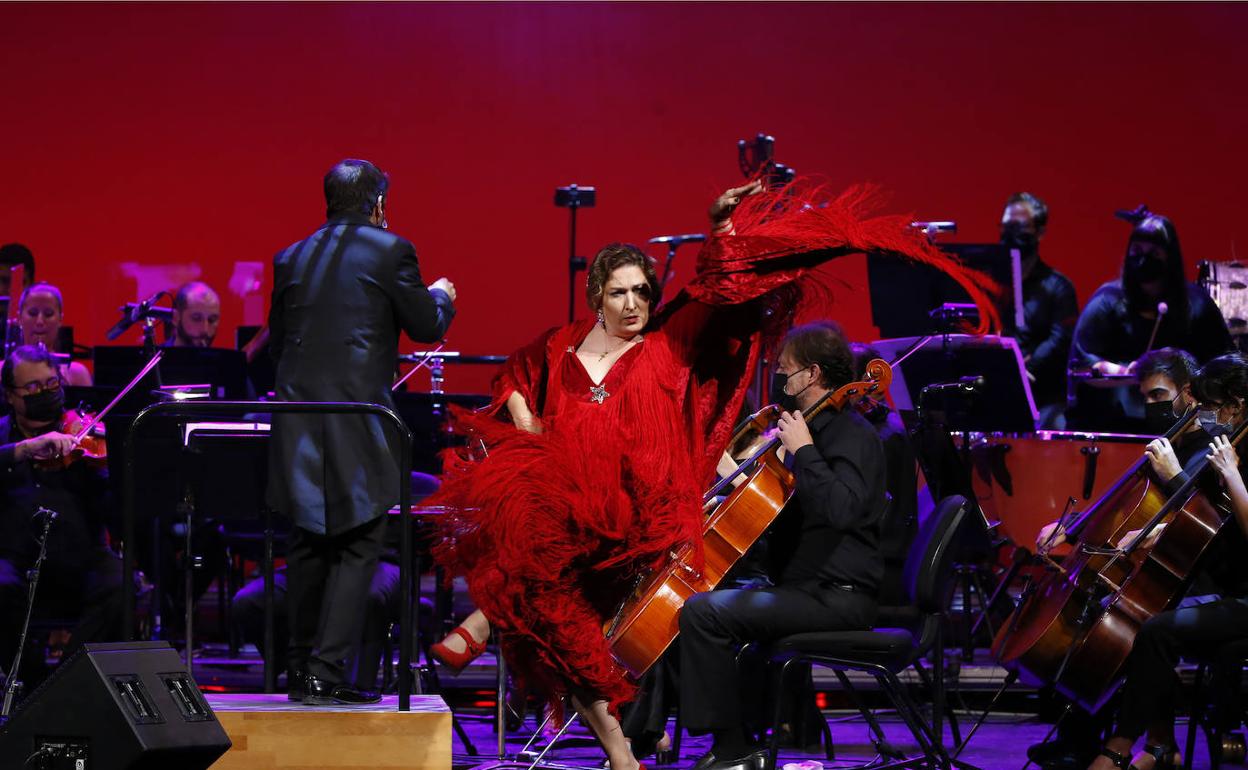 Estrella Morente recitó, cantó y bailó junto a la Orquesta Sinfónica de Málaga en el Cervantes. 