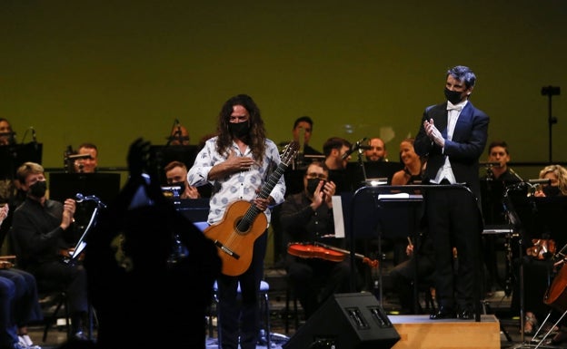 Tomatito, junto a su guitarra, fusionó su flamenco junto a la Sinfónica. 