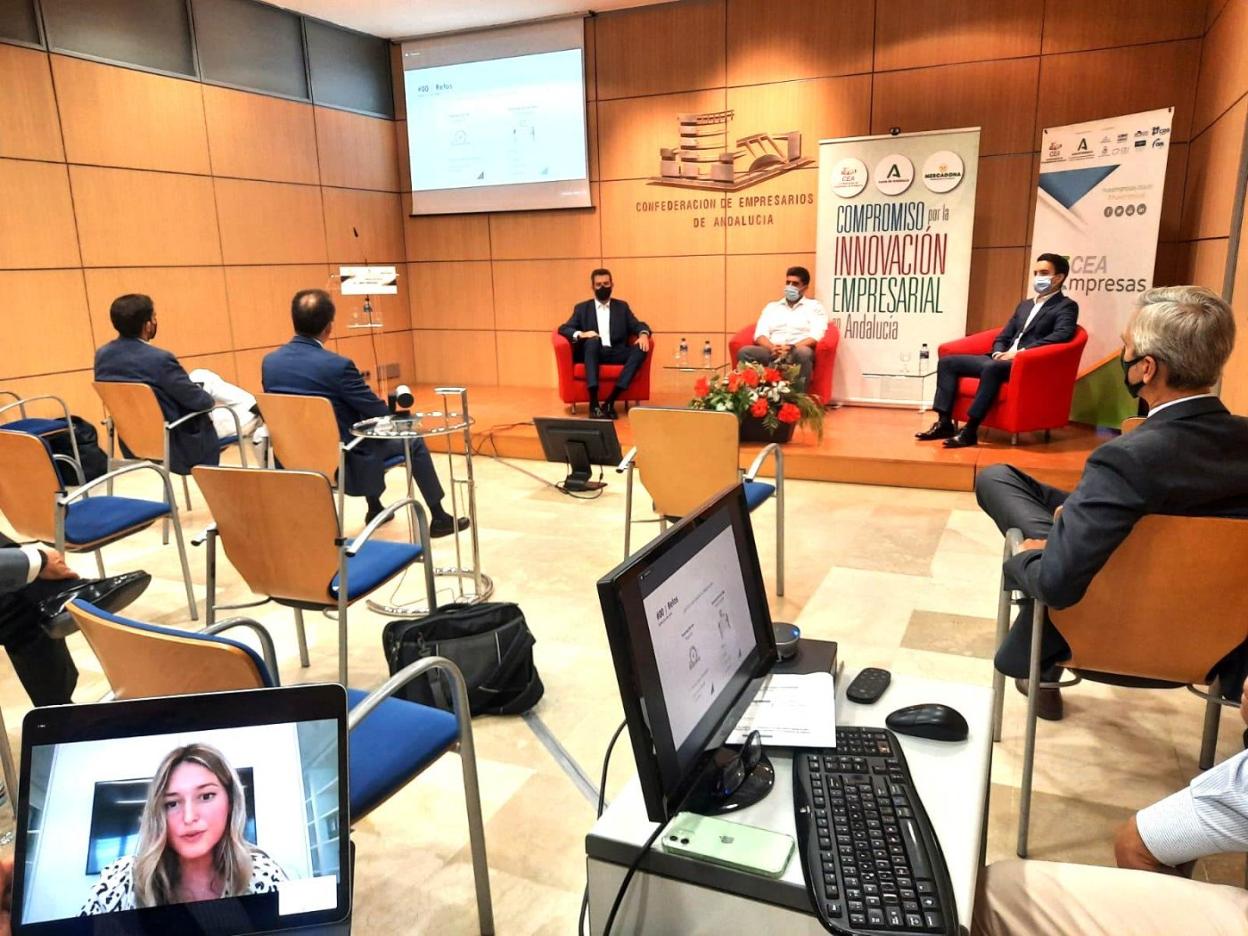 Participantes en el encuentro sobre innovación ayer en la CEA para acercar a grandes empresas y 'startups'. sur