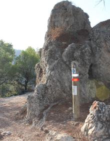 Imagen secundaria 2 - 4. Lugar por donde se abandona el cauce del Higuerón. Vistas a la sierra de Almijara. 6. Señalética de la Gran Senda de Málaga.