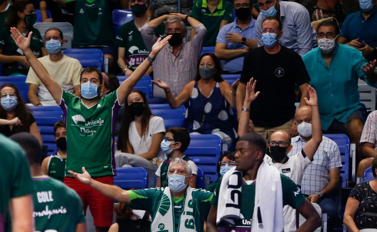 Aficionados del Unicaja protestan a los árbitros durante el partido contra el Gran Canaria. 