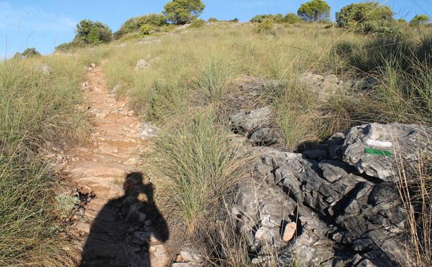 Imagen principal - Tramo más estrecho del sendero de las Canteras Azules. Cruce de caminos. Inicio oficial de la ruta.