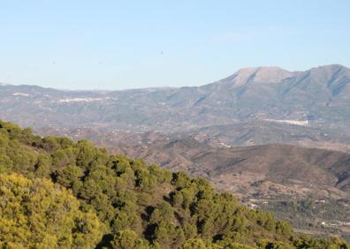 Imagen secundaria 1 - Una de las denominadas canteras azules. Al fondo, Alozaina y Casarabonela. La costa de Fuengirola y Mijas se puede ver desde esta ruta.