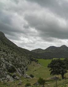 Imagen secundaria 2 - Montejaque desde el camino que lleva a los Llanos de Líbar. Zona kásrtica que se ve tras la primera parte de subida. El camino discurre por un carril ancho.