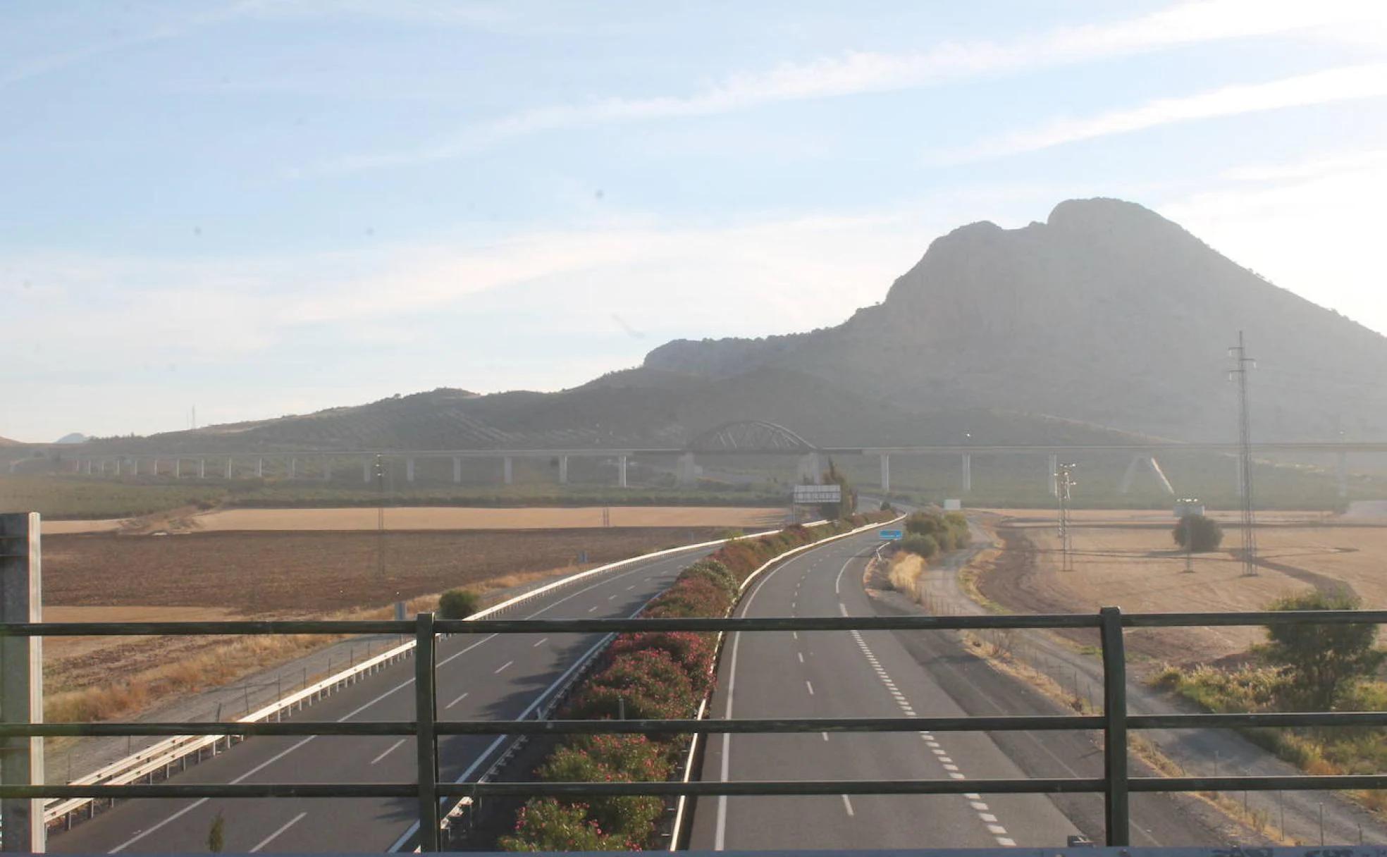 Al cruzar la autovía por el último puente se ve así la Peña de los Enamorados.