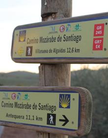 Imagen secundaria 2 - Camino de Cuevas Bajas, que se dirige a Cartajoal.Cartaojal. Carteles justo a la entrada de Cartaojal.