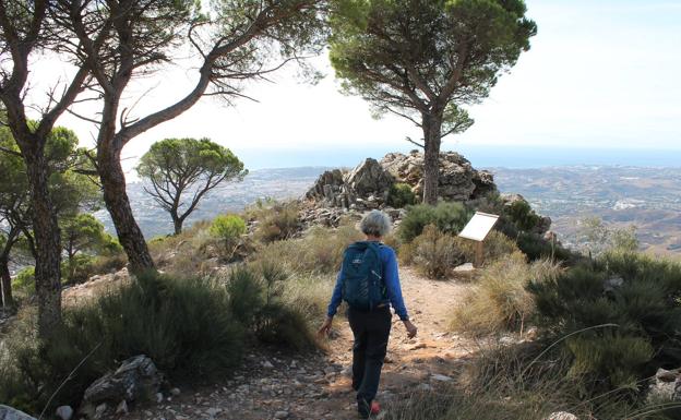 Imagen principal - Senderista en el ecuador de la ruta. Señalética de la red de senderos de Mijas en el inicio. Ermita del Calvario de Mijas