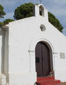 Imagen secundaria 2 - Senderista en el ecuador de la ruta. Señalética de la red de senderos de Mijas en el inicio. Ermita del Calvario de Mijas