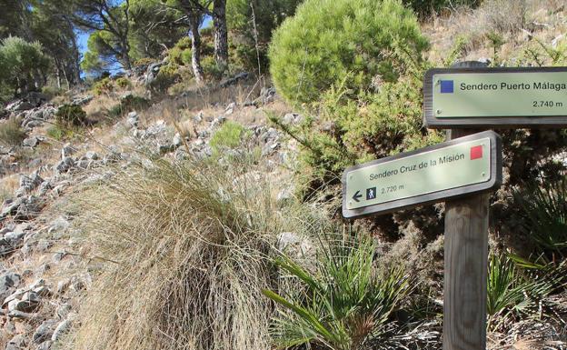 Imagen principal - Lugar donde se separan esta ruta y la del Puerto Málaga. Vista panorámica de Mijas Pueblo. El camino pasa a los pies de la Cruz de la Misión de Mijas.