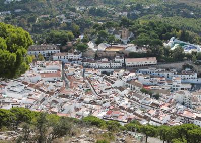 Imagen secundaria 1 - Lugar donde se separan esta ruta y la del Puerto Málaga. Vista panorámica de Mijas Pueblo. El camino pasa a los pies de la Cruz de la Misión de Mijas.