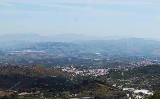 Imagen principal - Vista de Coín. En la última parte habrá que descender por este cortafuegos. Durante buena parte del recorrido se atraviesa un frondoso pinar.