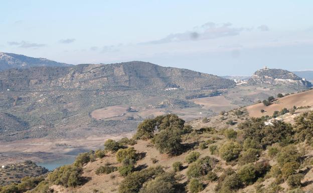 Imagen principal - Amplia panorámica en la que se ve el embalse de El Gastor y Zahara. Cortijo de la Alcauría Baja. Este recorrido es de dificultad media.