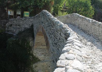 Imagen secundaria 1 - Sendero homologado y circular por Salares. Puente árabe o medieval de Salares. Inicio oficial de la ruta.