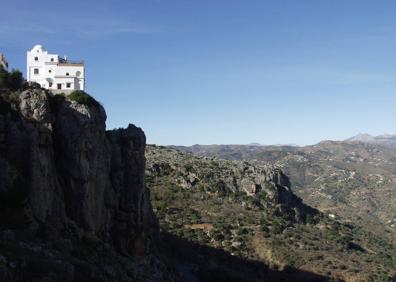 Imagen secundaria 1 - Vista de Comares y su castillo. Vista de los tajos de Comares en la parte final de la ruta. En la última parte de la ruta, se recorre el casco antiguo de Comares.