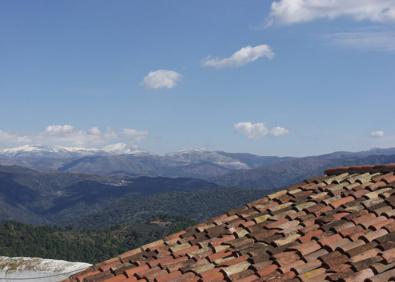 Imagen secundaria 1 - Aldea de Siete Pilas. FOTO: Gran Senda de Málaga. Vista desde el casco urbano de Benalauría. Vista panorámica de Benalauría a primera hora de la mañana.