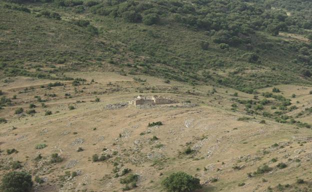 Imagen principal - Cortijo de Lifa. Torre de Lifa. Al fondo, la ciudad de Ronda.