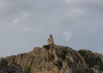 Imagen secundaria 1 - Cortijo de Lifa. Torre de Lifa. Al fondo, la ciudad de Ronda.