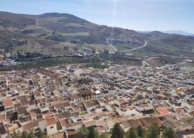 Imagen secundaria 1 - Arco desde el que puede empezar esta ruta. Vista del casco urbano de Valle de Abdalajís. Señalética para la observación de aves.