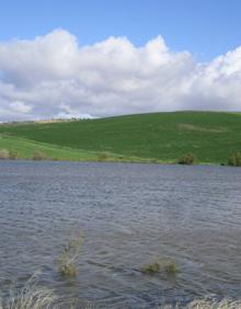 Imagen secundaria 2 - Buena parte del recorrido es llano y discurre por carriles de tierra. En varias ocasiones habría que cruzar vías de cierto tránsito de vehículos. La primavera suele ofrecer la mejor cara de estas lagunas.