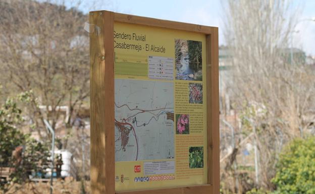 Imagen principal - Cartel descriptivo en el inicio del sendero. El itinerario discurre junto al río. Meandro conocido como el 'Recoíllo'.