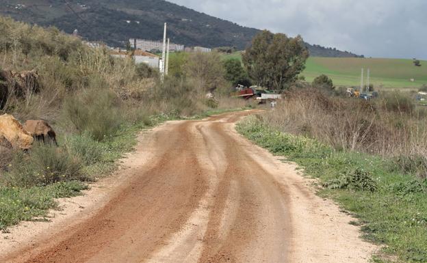 Imagen principal - El trazado es prácticamente llano. Vado para cruzar el río. Puente de acceso para vehículos en El Alcaide.