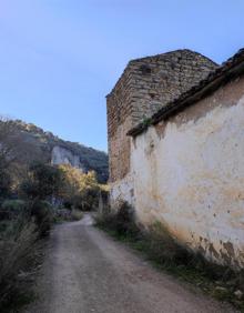 Imagen secundaria 2 - Inicio del sendero, que coincide con otro que va a Alpandeire. Senderistas adentrándose en la ruta. Antiguo cortijo.