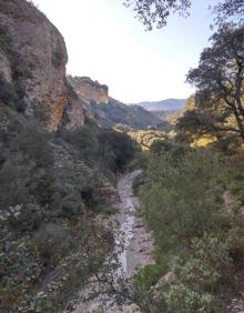 Imagen secundaria 2 - Una de las puertas por las que hay que pasar. Este conjunto geológico sorprende por su belleza. El arroyo de Sijuela puede llevar agua..