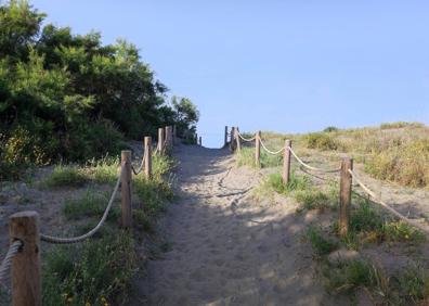 Imagen secundaria 1 - Playa de Torrox. Reloj de sol en el paseo marítimo de Torrox. Acceso por las dunas de la Carraca..