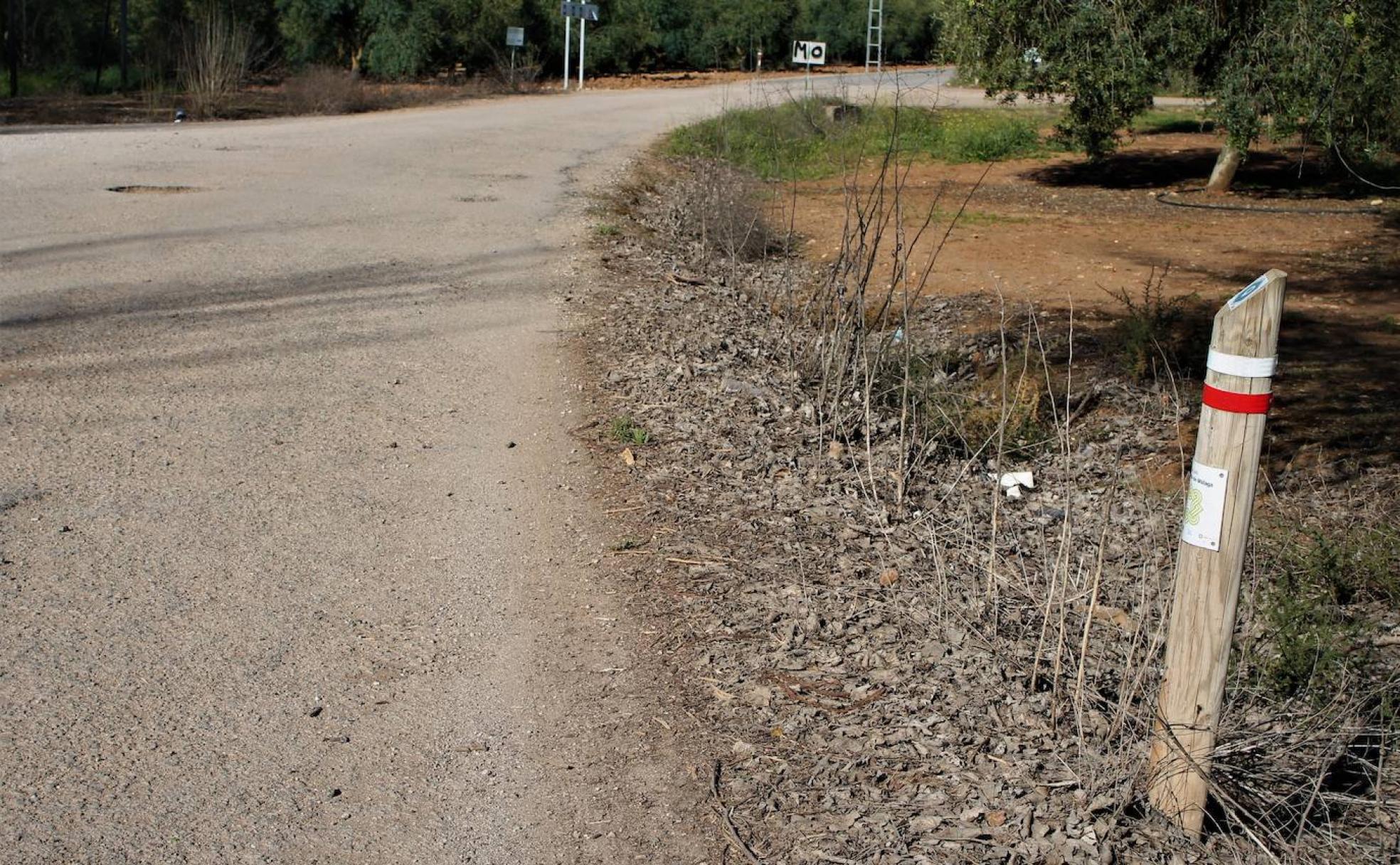 Buena parte del camino discurre por carril de tierra.