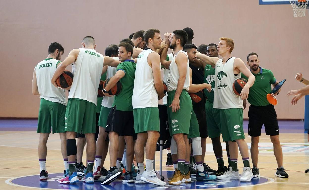 Los jugadores del Unicaja, durante el entrenamiento de ayer en la pista auxiliar del Palacio de los Deportes. 