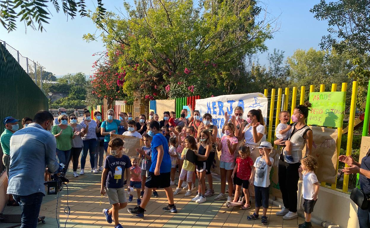 Los padres y sus hijos, este miércoles protestando frente al recinto cerrado en Verano Azul. 