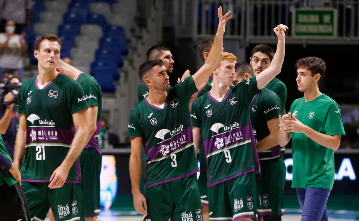 Los jugadores del Unicaja saludan tras la derrota ante el Gran Canaria¡. 