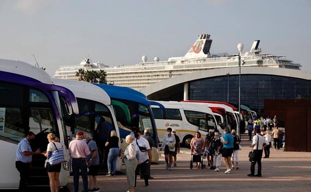 Los grupos de cruceristas se agruparon durante toda la mañana para viajar a sus destinos fuera de la capital, otros optaron por quedarse en la ciudad. 