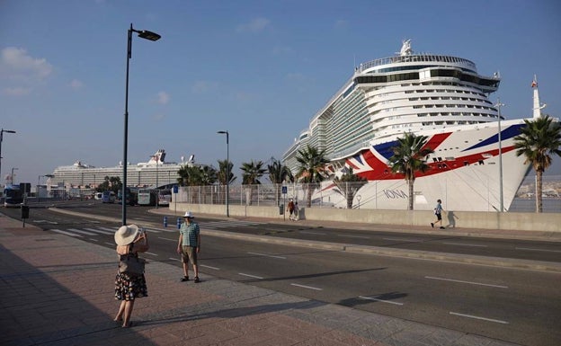 Turistas ante el tercer mayor crucero del mundo, el 'Iona', situado a la derecha de la imagen. Al fondo, el 'Mein Schiff 3'. 