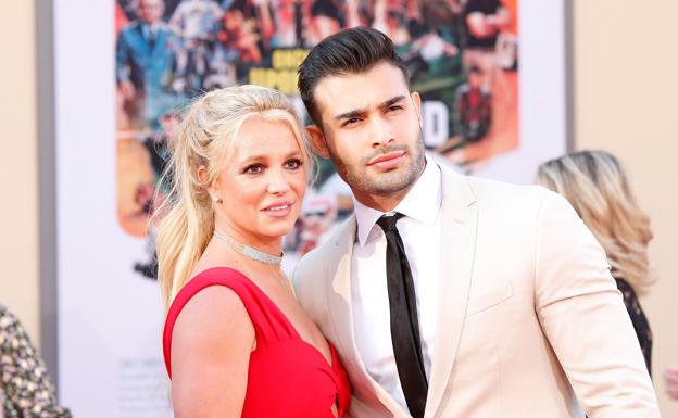 La cantante Britney Spears con su novio, Sam Asghari.