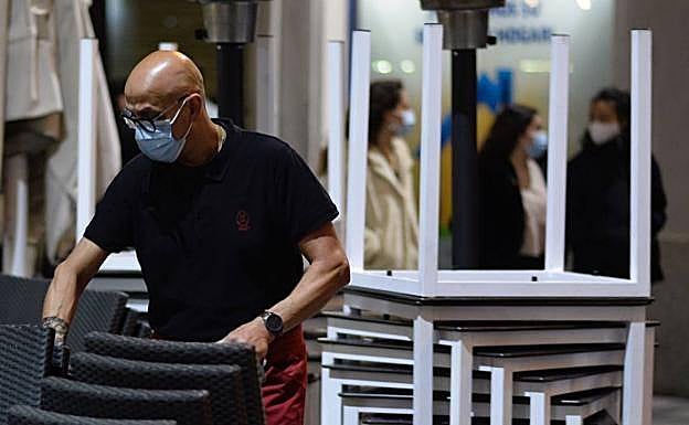 ¿Cuándo se vuelven a revisar los niveles de alerta de los municipios en Andalucía?