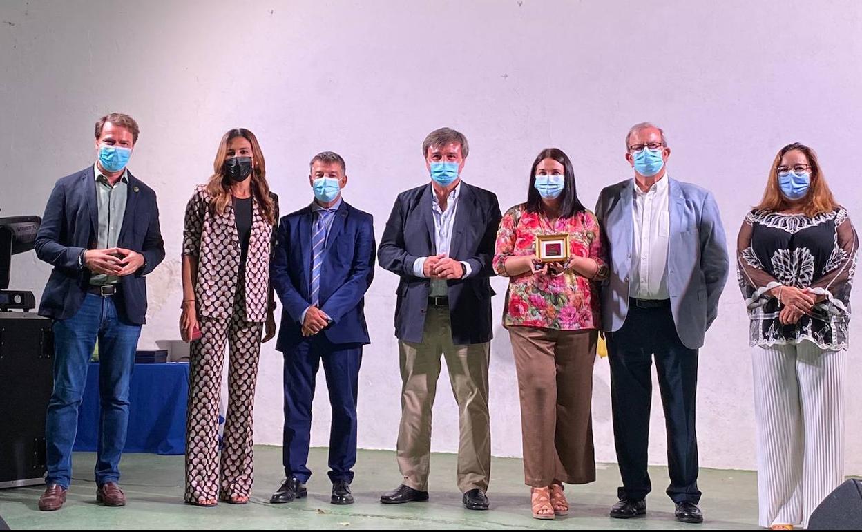 Juande Villena, Esther Ristori, Chicho Marín, Avelino Barrionuevo, Marta Medina, Manolo Ramos y Julia Guzmán, durante la recogida de galardones.