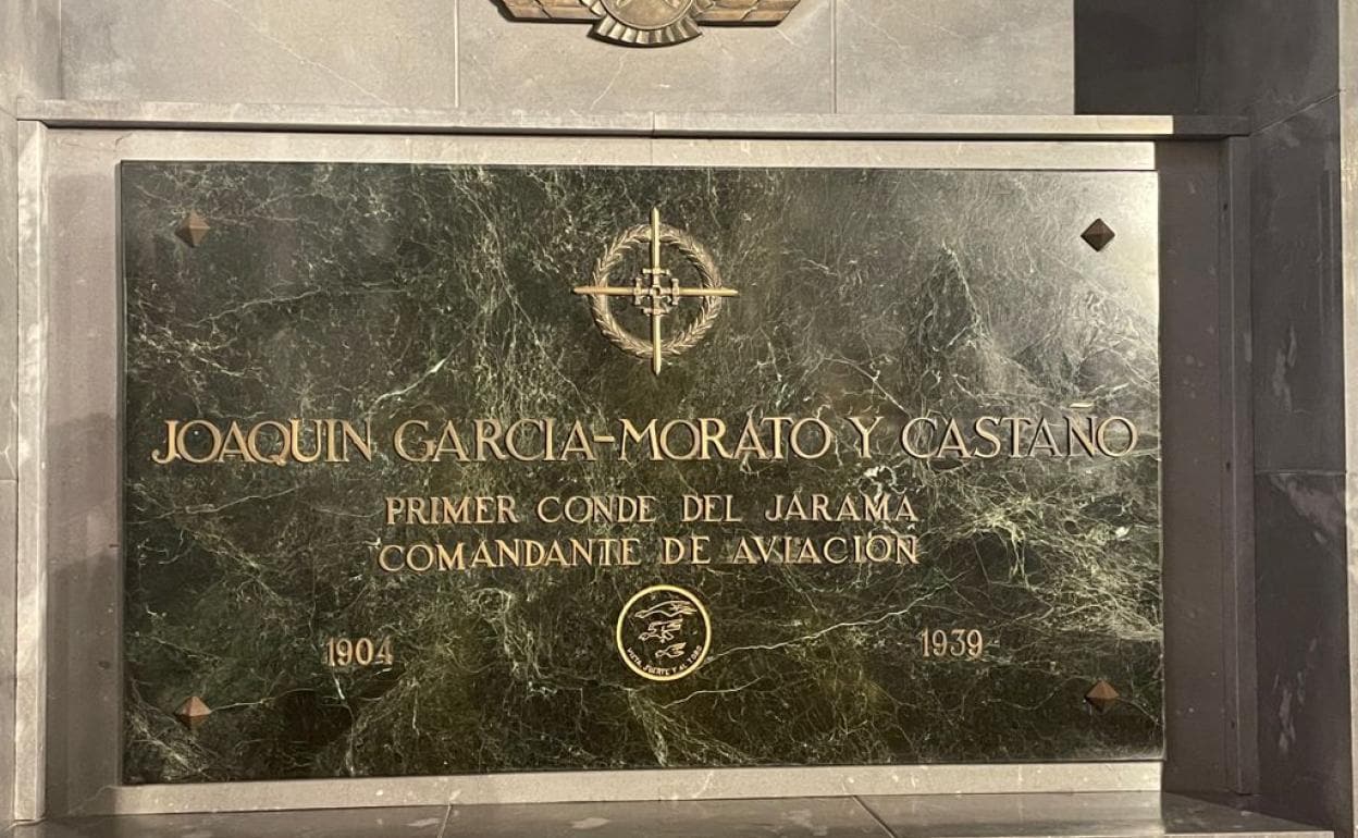 Exhuman los restos del aviador García-Morato de la iglesia del Carmen