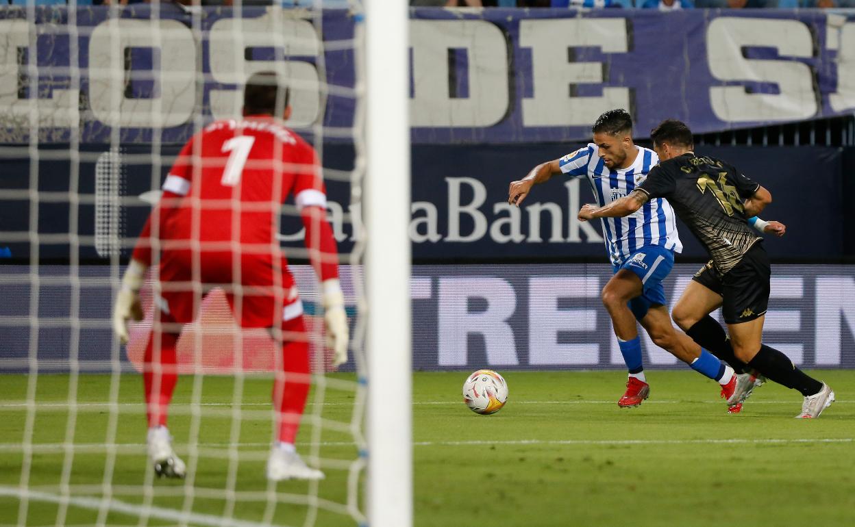 Antoñín intenta marcharse de Bellvís en el partido frente al Alcorcón en La Rosaleda. 