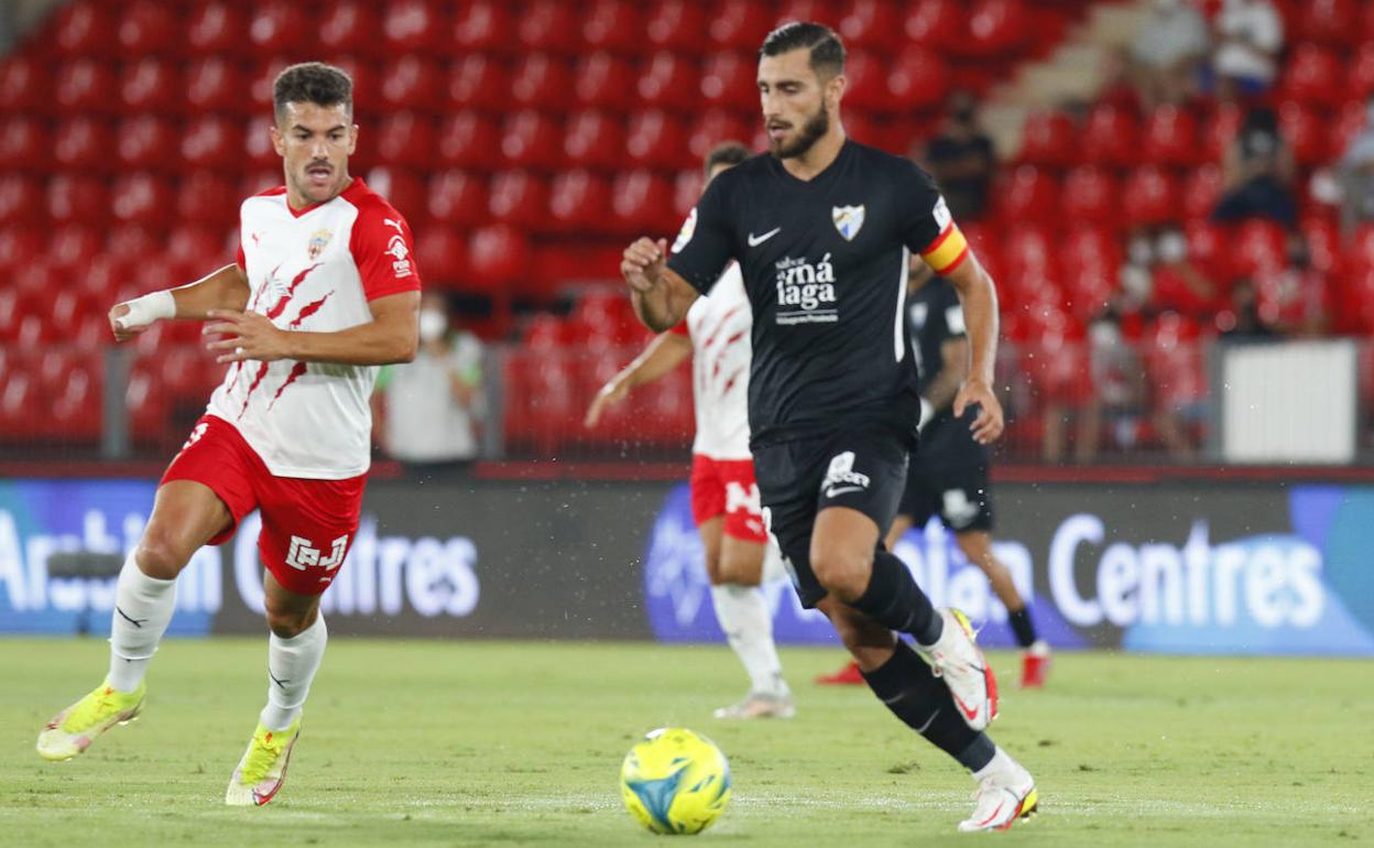 Luis Muñoz conduce el balón en el partido disputado por el Málaga en Almería.