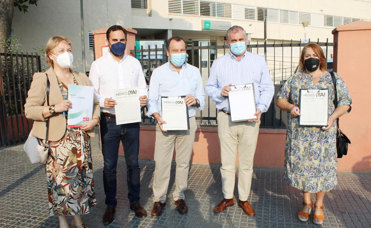 Pérez, segundo por la izquierda, junto al secretario general del partido, José Luis Ruiz Espejo, y otros cargos socialistas en la campaña reclamando la vuelta de la presencialidad a los centros de salud.