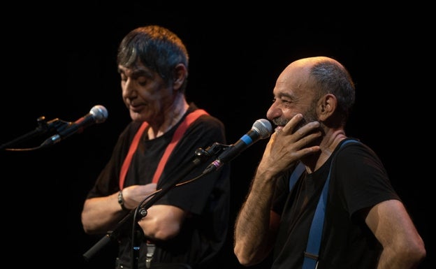 El dúo humorístico de Faemino y Cansado se subió las tablas en la noche de ayer, casi llenando el teatro. 