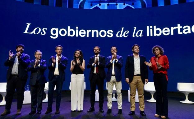 Casado acompañado por los presidentes autonómicos del PP. 