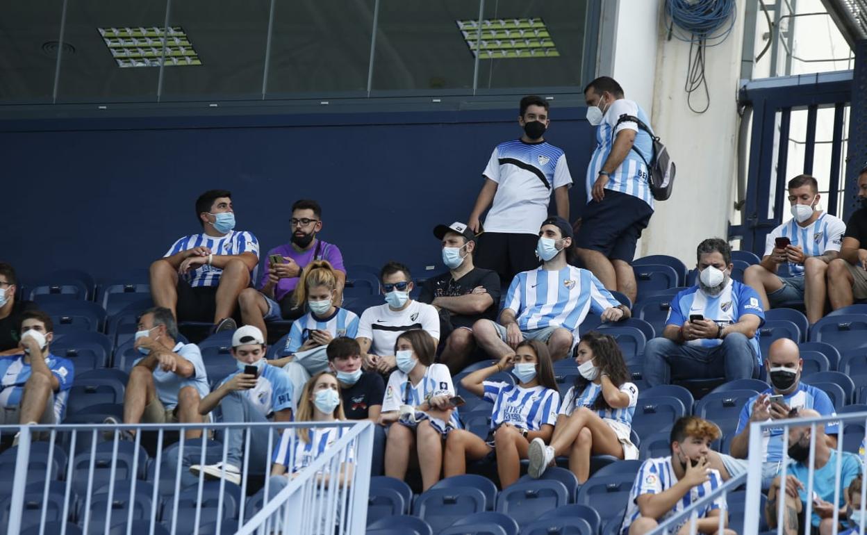 Aficionados en La Rosaleda, este domingo. 