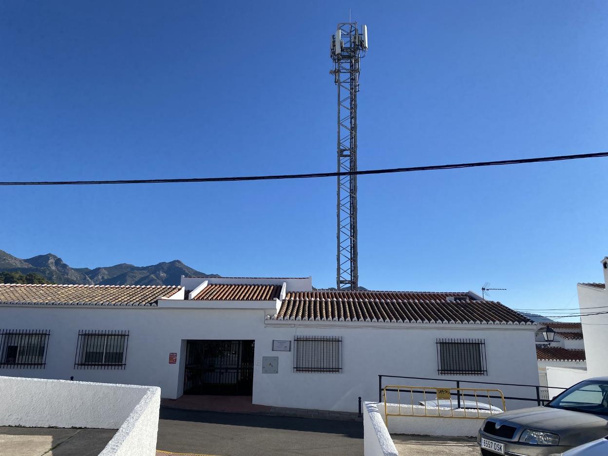 La antena está situada a apenas cinco metros del centro educativo. e. c.